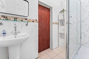 2 Double Beds - Sleeps 4 - Parking - Wifi