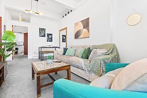 2 Double Beds - Sleeps 4 - Parking - Wifi