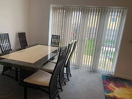 House- Sleeps 6 & Free Parking