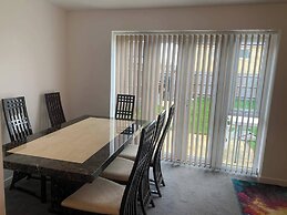 House- Sleeps 6 & Free Parking