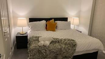 House- Sleeps 6 & Free Parking