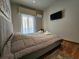 J G Luxury Apartment - Athens Town
