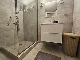 J G Luxury Apartment - Athens Town