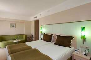 Ambassador Plaza Hotel