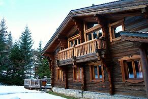 Chalet in La Tania Near Ski Slopes
