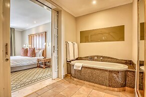 Deluxe One-Bedroom Apartment