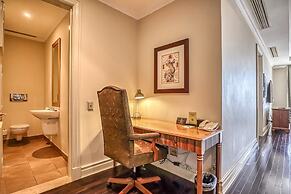Deluxe One-Bedroom Apartment