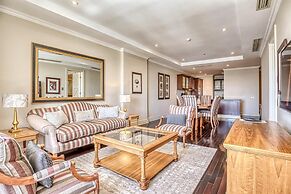 Deluxe One-Bedroom Apartment