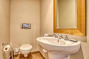 Deluxe One-Bedroom Apartment