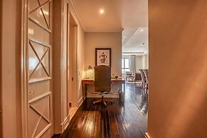 Deluxe One-Bedroom Apartment