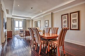 Deluxe One-Bedroom Apartment