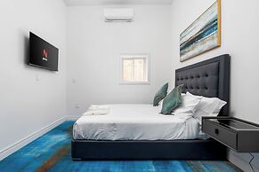 Plush Hotel