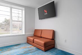 Plush Hotel