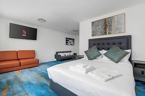Plush Hotel
