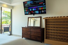 Luxury Condo with Private Beach 4BR