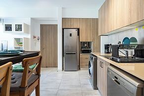 Crystal 2-BR Apt & Balcony in Larnaca