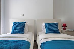 Crystal 2-BR Apt & Balcony in Larnaca