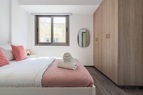 Crystal 2-BR Apt & Balcony in Larnaca