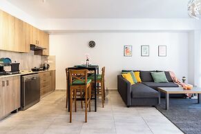 Crystal 2-BR Apt & Balcony in Larnaca