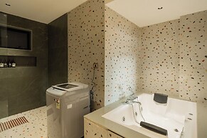 ELIVAAS Kamerios Maris 1 BHK Apartment