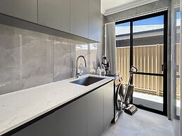 Spacious 4 bed Home With Open Plan Living