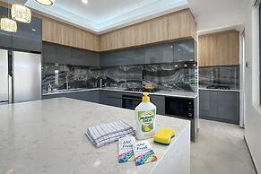 Spacious 4 bed Home With Open Plan Living
