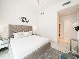 Beachfront Living Marina Skyline Views