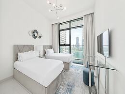 Beachfront Living Marina Skyline Views