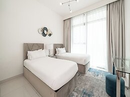 Beachfront Living Marina Skyline Views