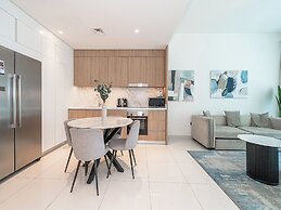 Beachfront Living Marina Skyline Views