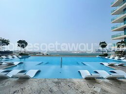 Beachfront Living Marina Skyline Views