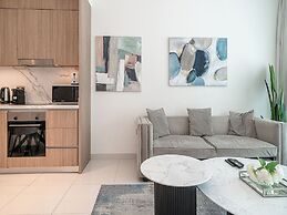 Beachfront Living Marina Skyline Views