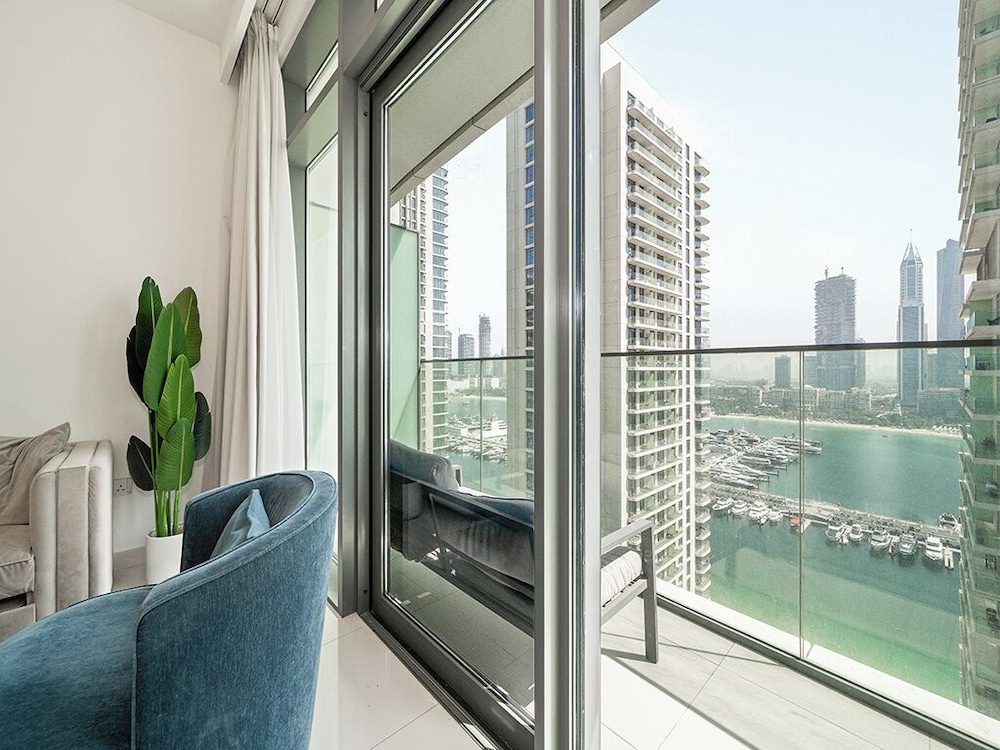 Beachfront Living Marina Skyline Views
