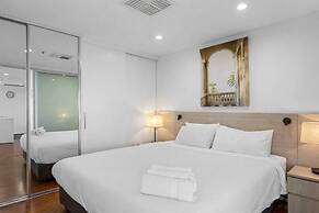 Stylish 2-bed With Terrace, 3-min Walk to Beach