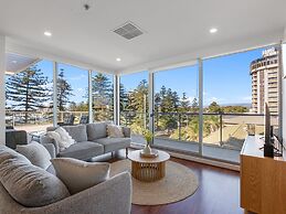 Stylish 2-bed With Terrace, 3-min Walk to Beach