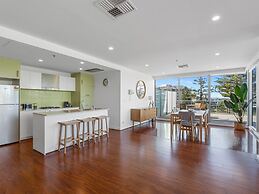Stylish 2-bed With Terrace, 3-min Walk to Beach