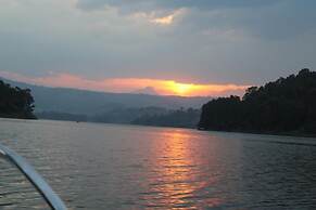 Bunyonyi Luxury Resort