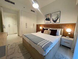 1 BR Apt Luxury at Burj Crown