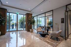 1 BR Apt Luxury at Burj Crown