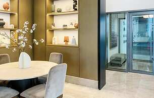 1 BR Apt Luxury at Burj Crown