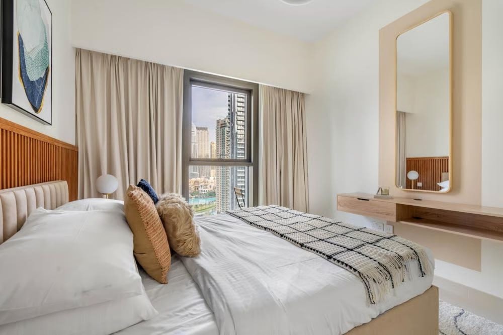 1 BR Apt Luxury at Burj Crown