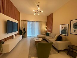 1 BR Apt Luxury at Burj Crown