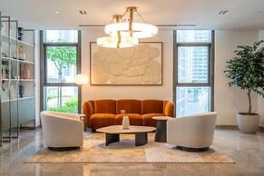 1 BR Apt Luxury at Burj Crown