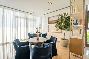 1 BR Apt Luxury at Burj Crown