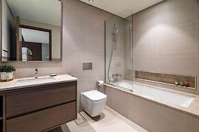1 BR Apt Luxury at Burj Crown