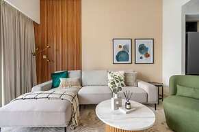 1 BR Apt Luxury at Burj Crown