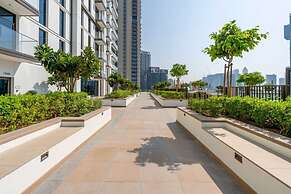 1 BR Apt Luxury at Burj Crown