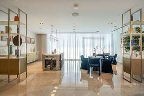 1 BR Apt Luxury at Burj Crown
