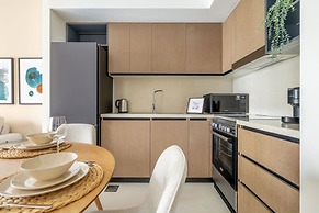 1 BR Apt Luxury at Burj Crown