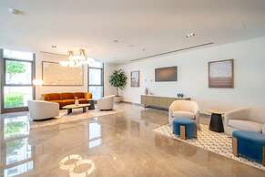 1 BR Apt Luxury at Burj Crown